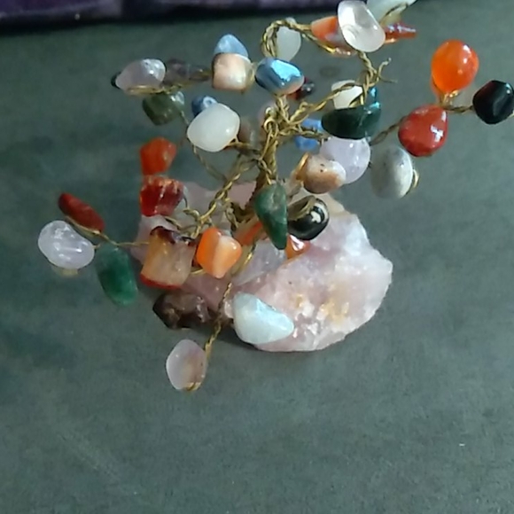 Beautiful Quartz tree with assorted quartz - Picture 5 of 6